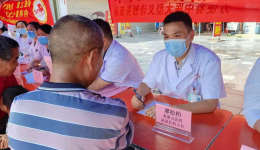 联合义诊办实事  送医送药到基层