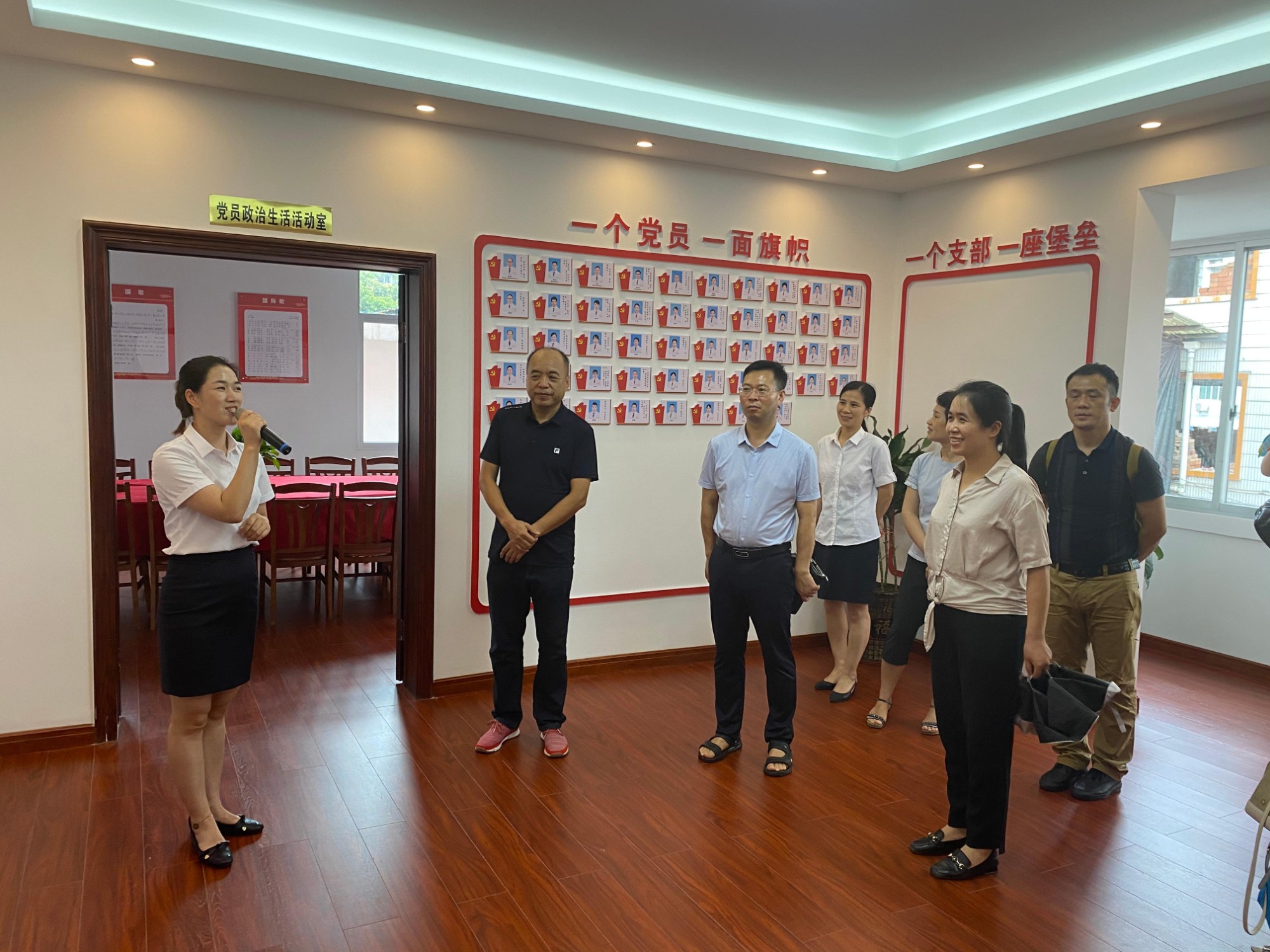 参观党建文化室
