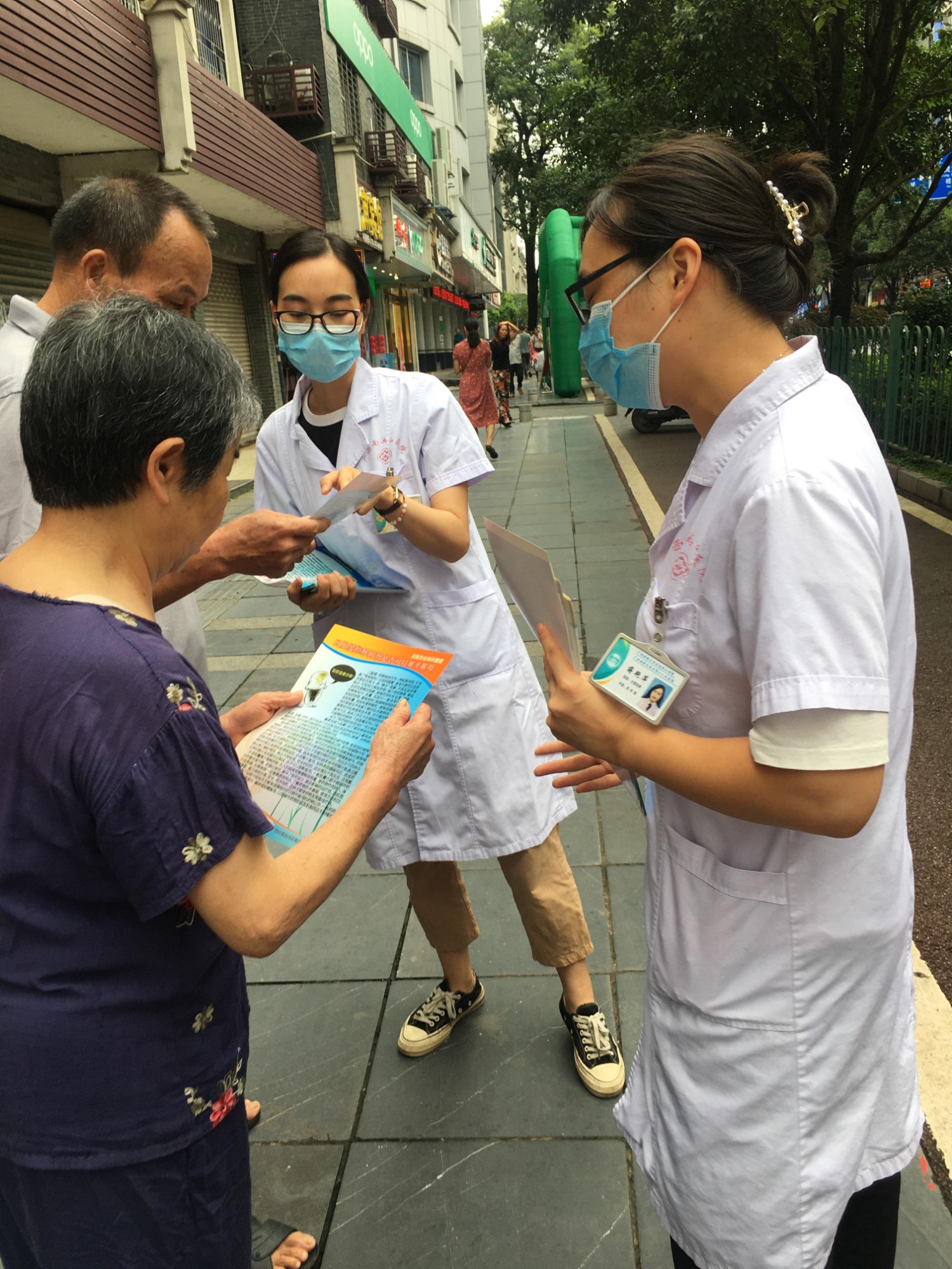 发放用药宣传资料