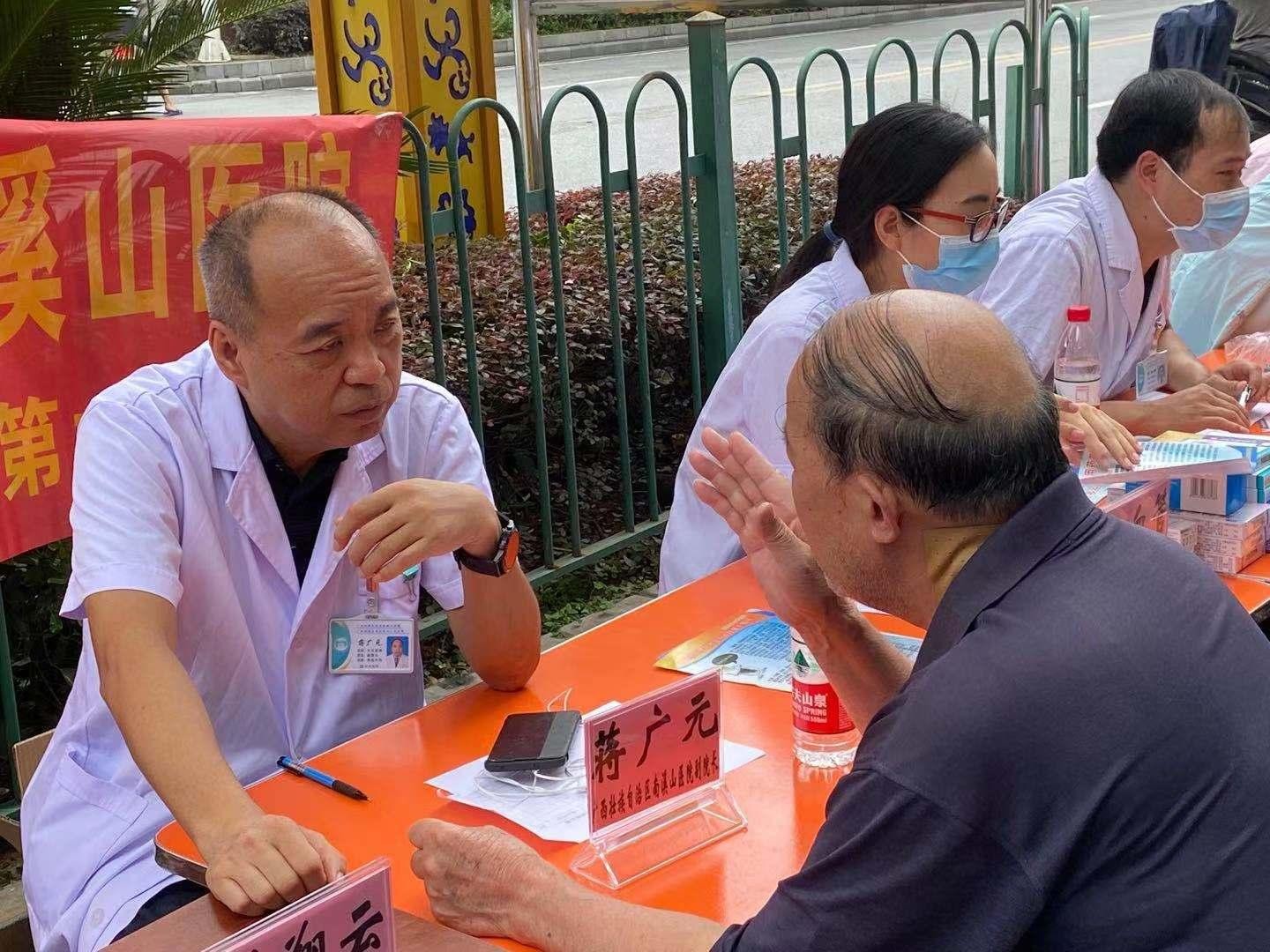 蒋广元副院长在为患者答疑