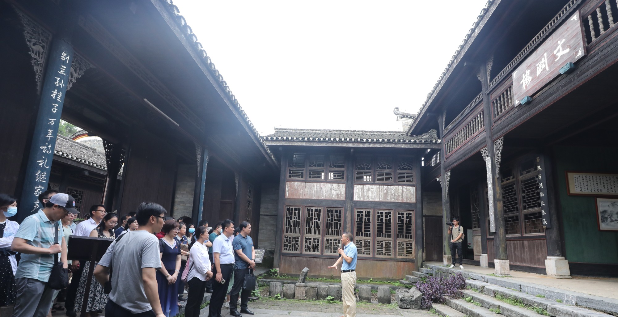 1.自治区南溪山医院院党员干部认真聆听灵川县委党校副校长伍根