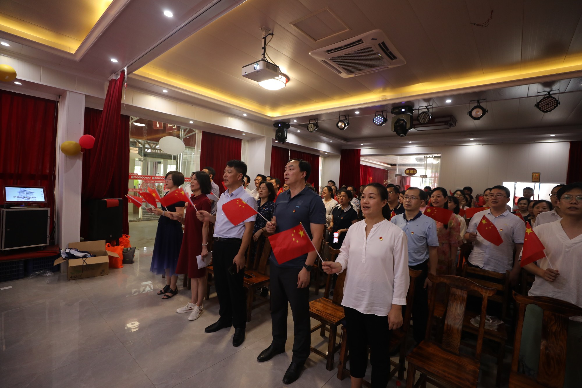 5.全体党员干部共唱红歌