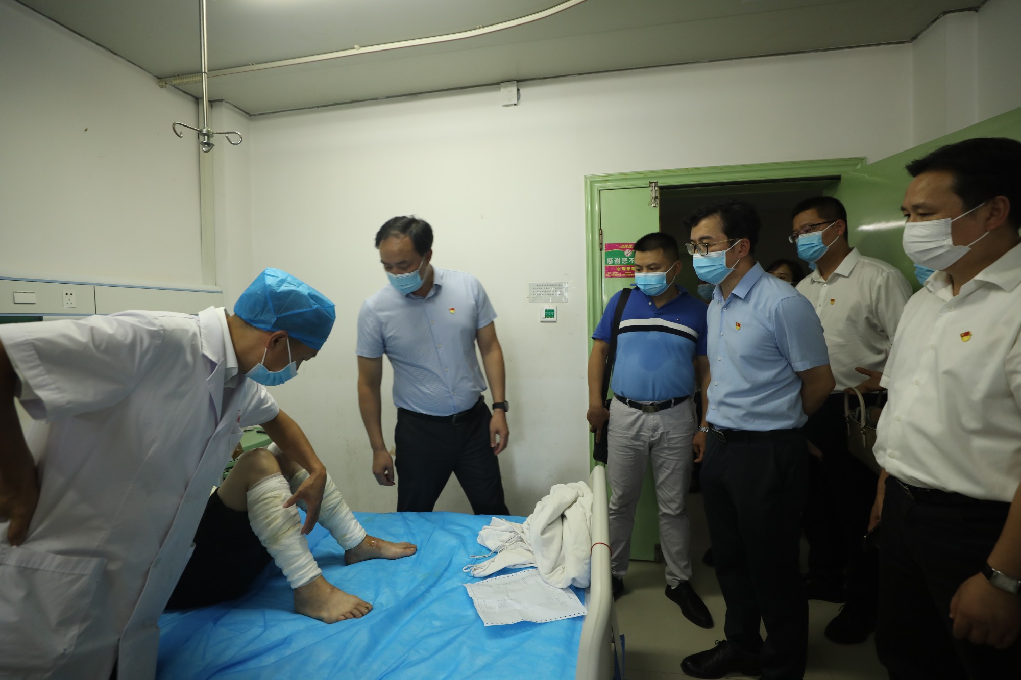 13.参观病房,看望烧伤患者