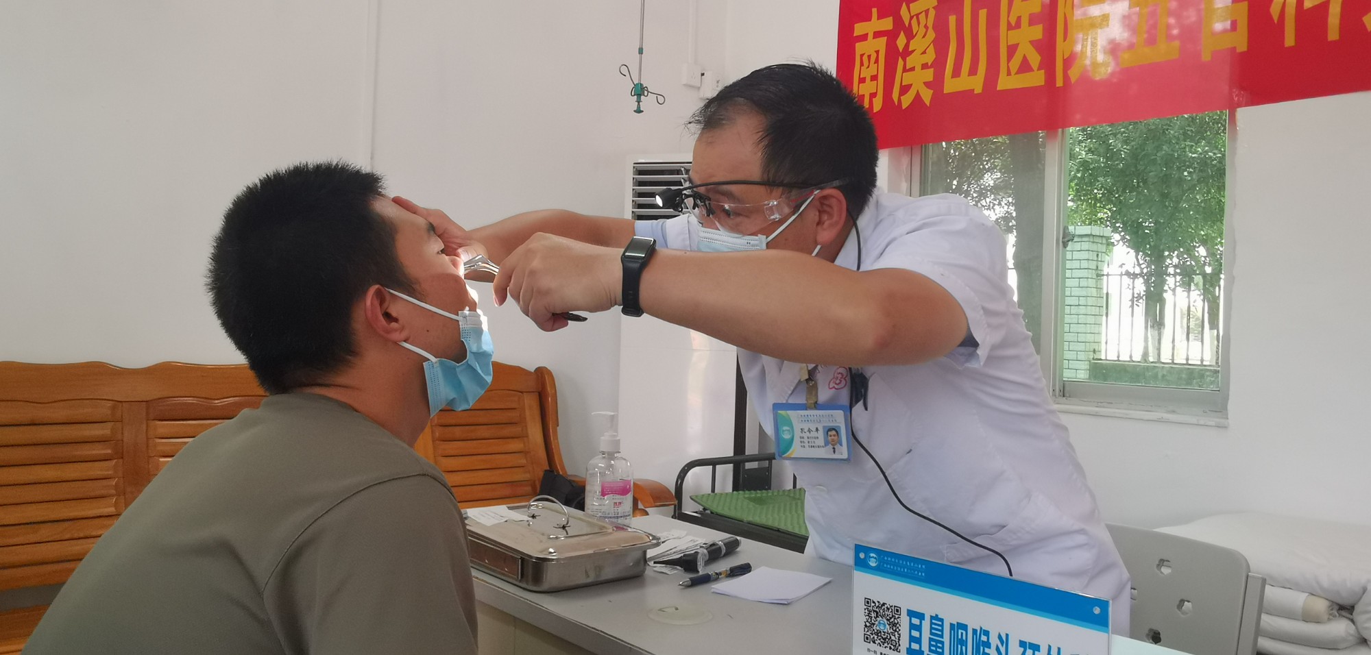耳鼻喉科博士孔令平为战士检查。
