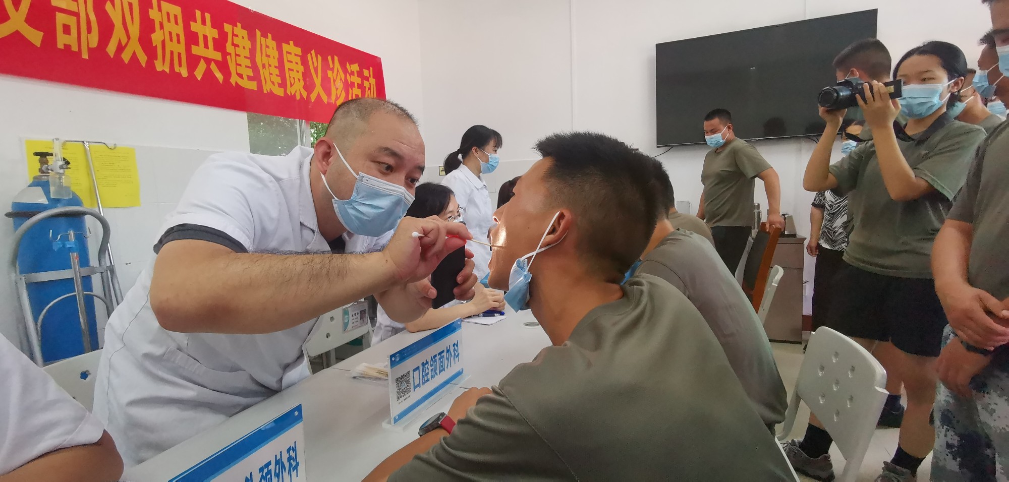 南溪山医院口腔科党员专家为子弟兵检查、诊断。