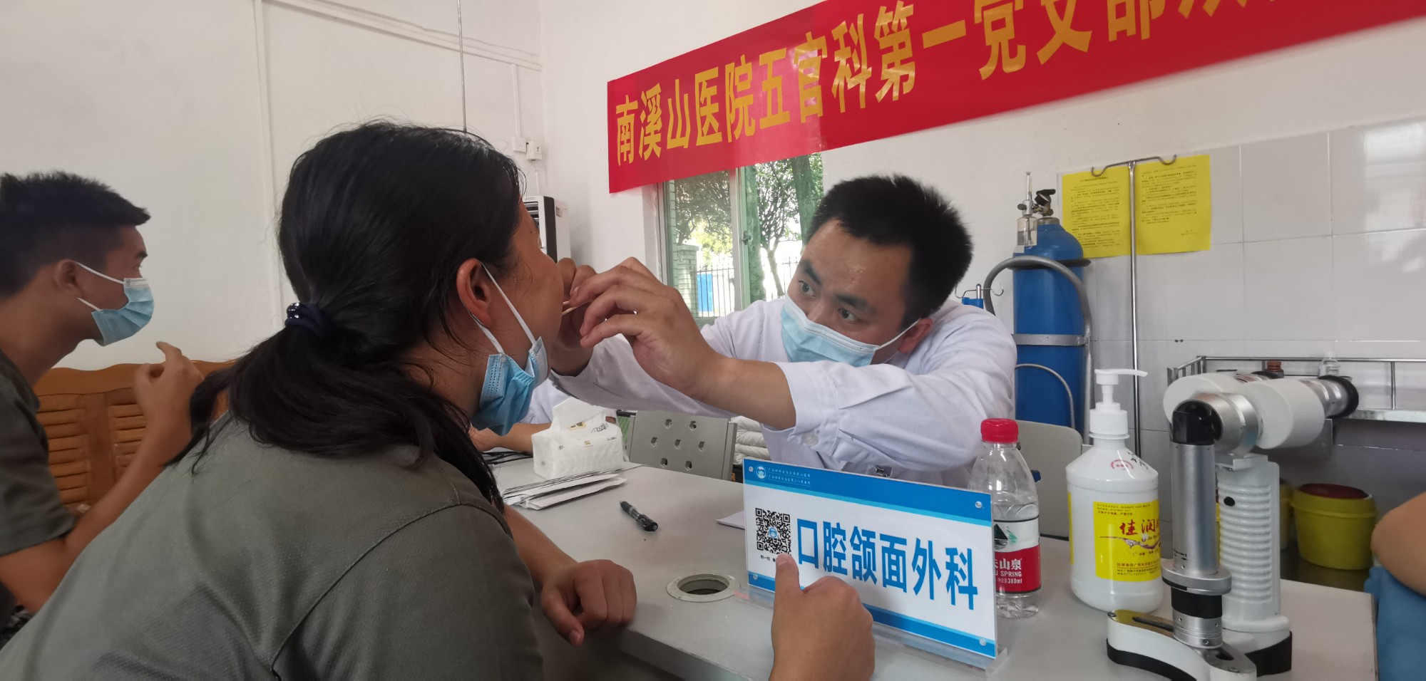 一名女兵接受口腔科医生的检查。