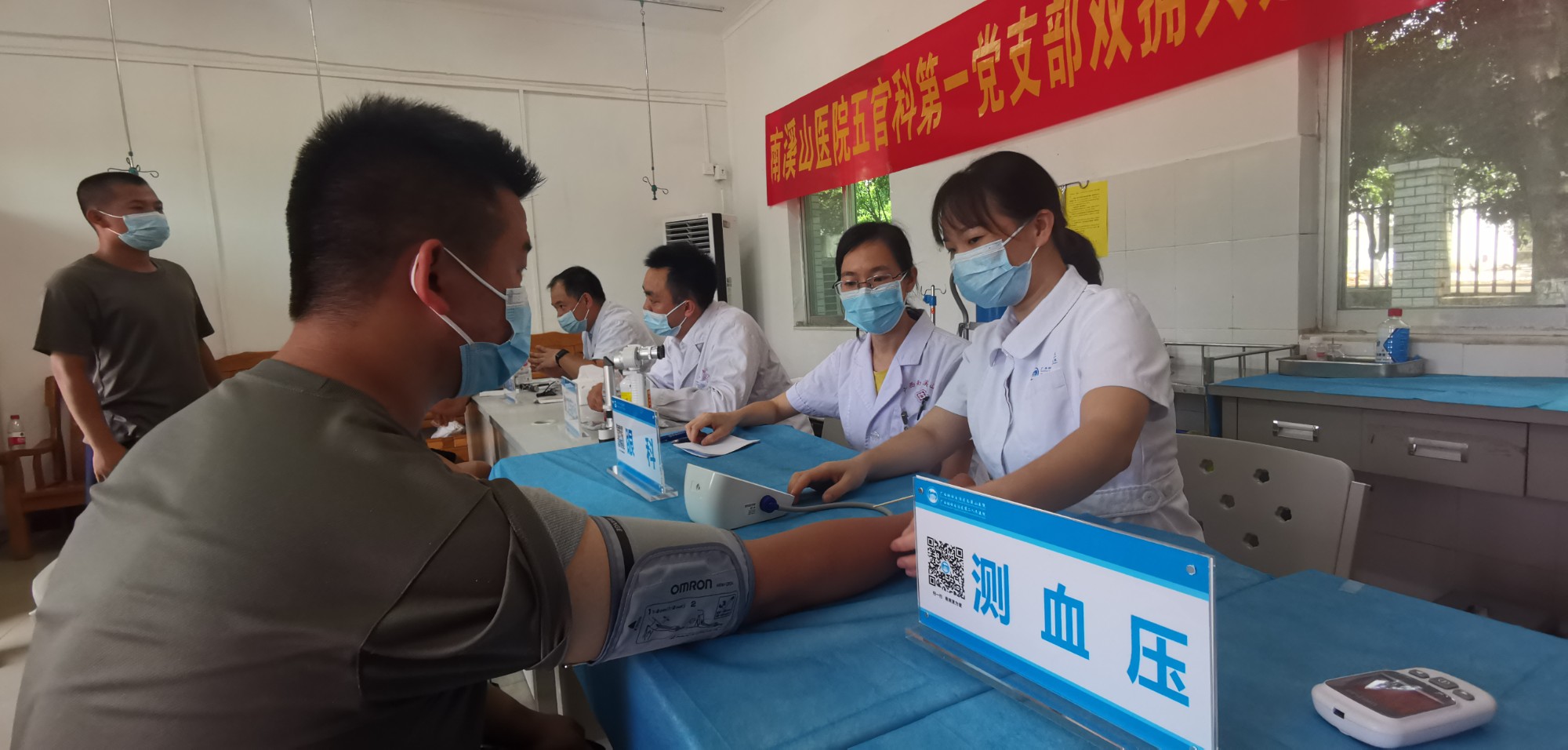 医院党员护士为战士们检测血糖、血压。