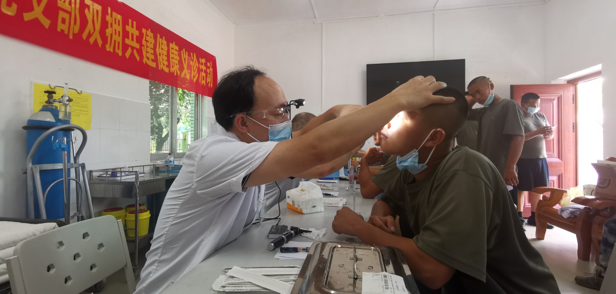 医院五官科第一党支部书记、耳鼻喉科主任赵海云在为战士服务。