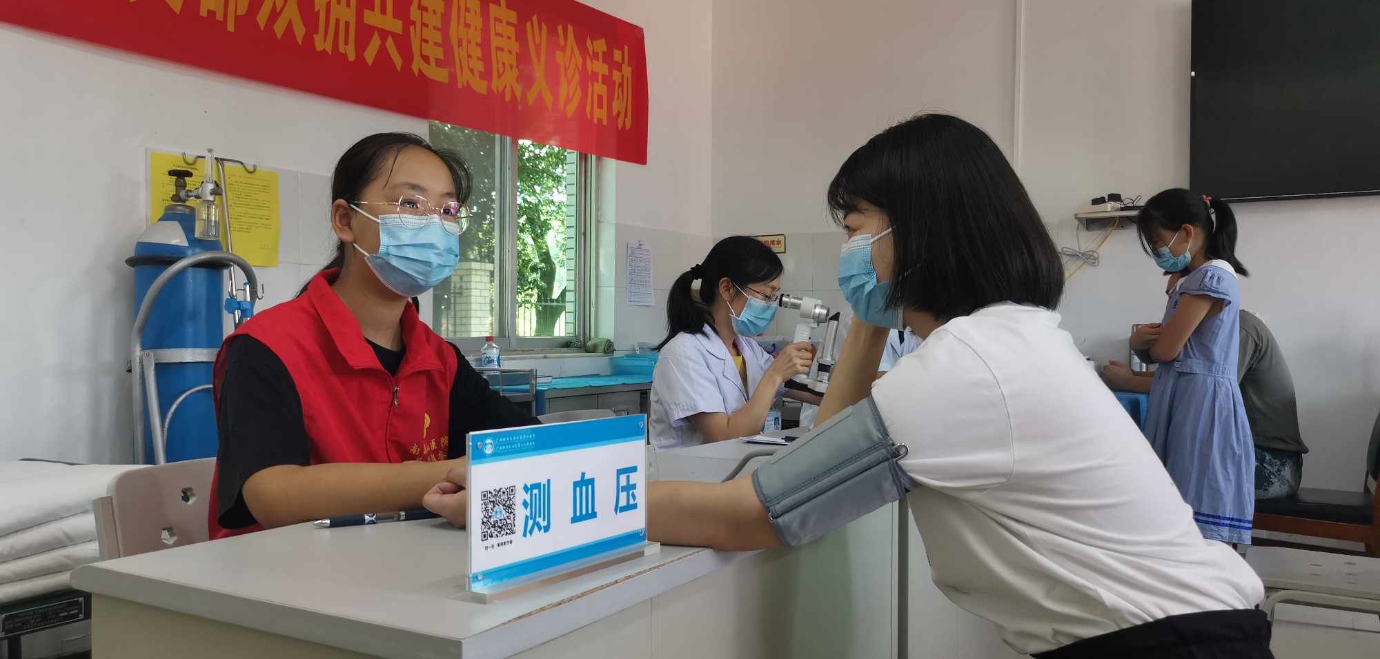 医院团员志愿者为部队家属服务。