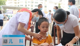 “大专家”来到小县城 联合义诊送健康