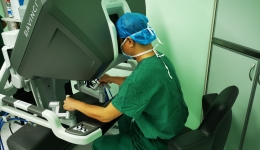 “达芬奇”大显神通 让“手术”变成“艺术” 南溪山医院运用手术机器人完成桂北地区首例结肠癌根治手术