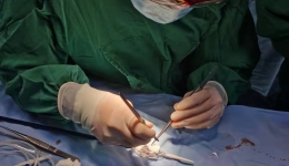 大爷主动脉发现“定时炸弹”  医生1cm穿刺“拆弹”保肺 南溪山医院血管外科局麻下为患者行胸主动脉腔内手术