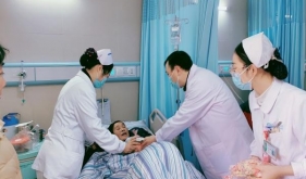 胡长付主任医师查看病人