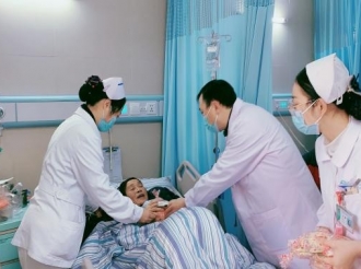 胡长付主任医师查看病人