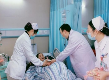 胡长付主任医师查看病人