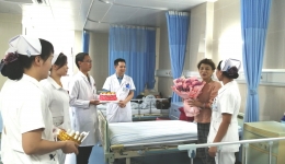 太暖心了！肿瘤病房里的生日会