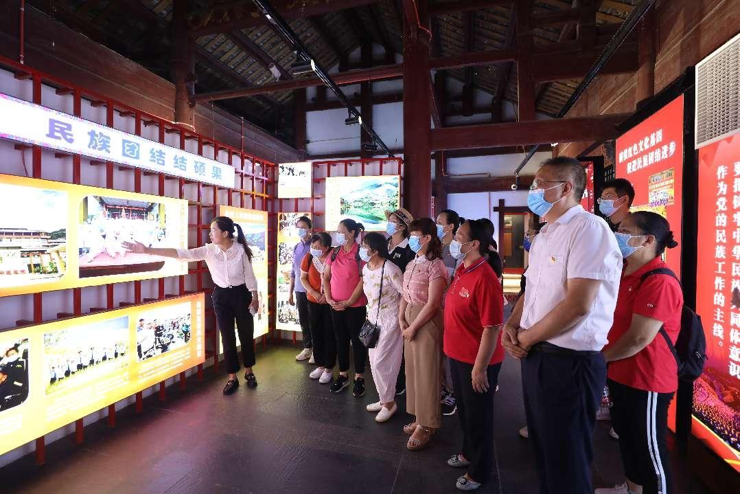 1.在龙胜各族自治县&ldquo;铸牢中华民族共同体意识陈列馆&rdquo;进行参观学习。李金戈摄