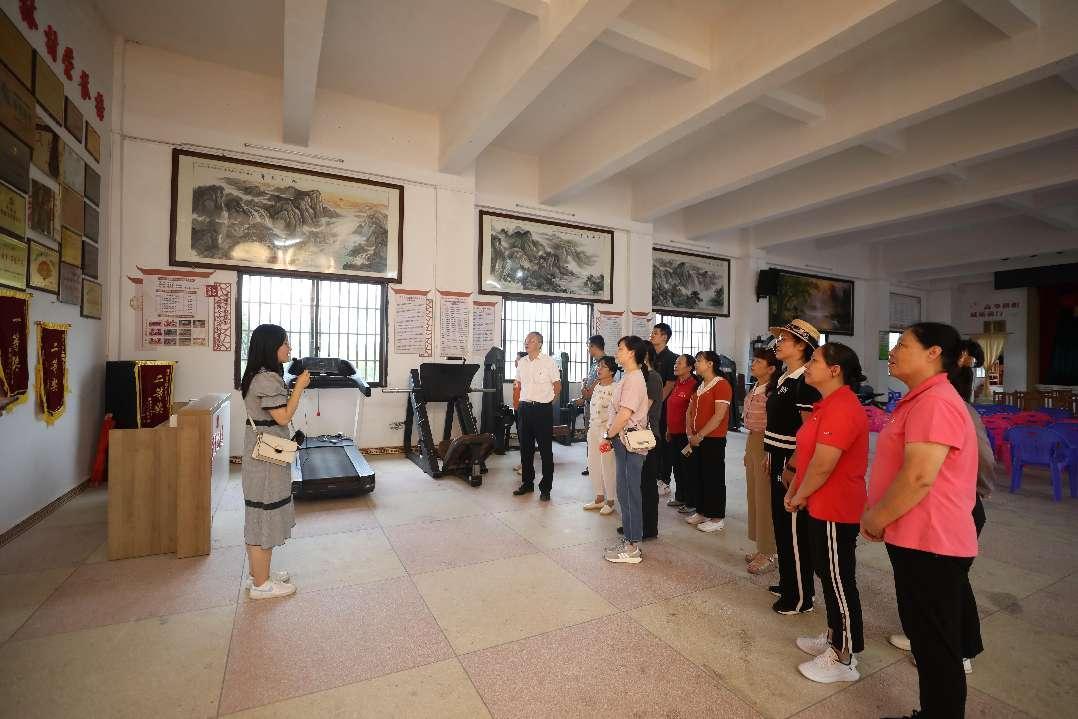 2.南溪山医院党员来到临桂区中庸镇泗林村进行参观学习