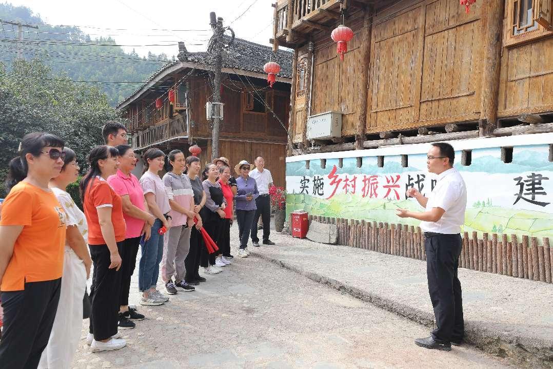 1.南溪山医院党员来到马堤乡的民合瑶寨进行参观学习。李金戈摄