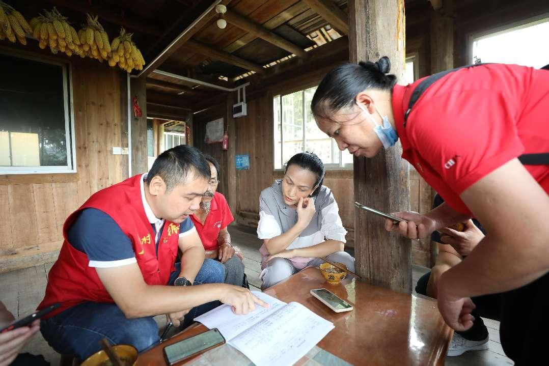 南溪山医院党员与脱贫户进行深入的沟通交流 (2) 李金戈 摄