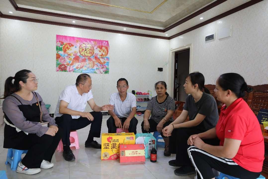 南溪山医院党员来到脱贫户家中送上慰问品 李金戈 摄