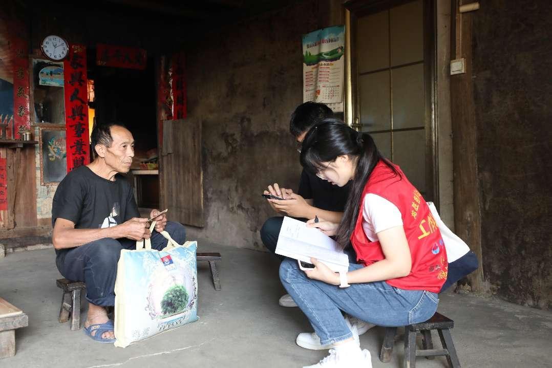 南溪山医院党员与脱贫户进行深入的沟通交流 李金戈 摄