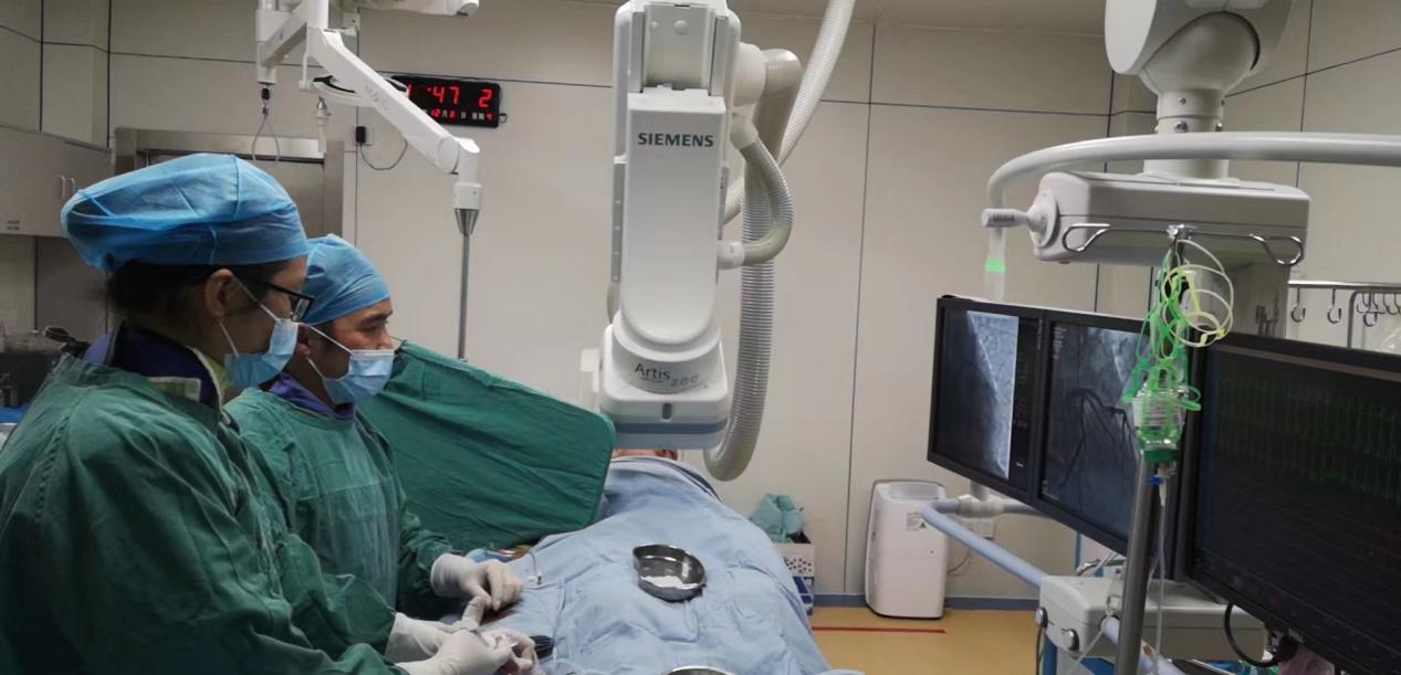 1.邓英松与心内一区介入团队为患者进行手术