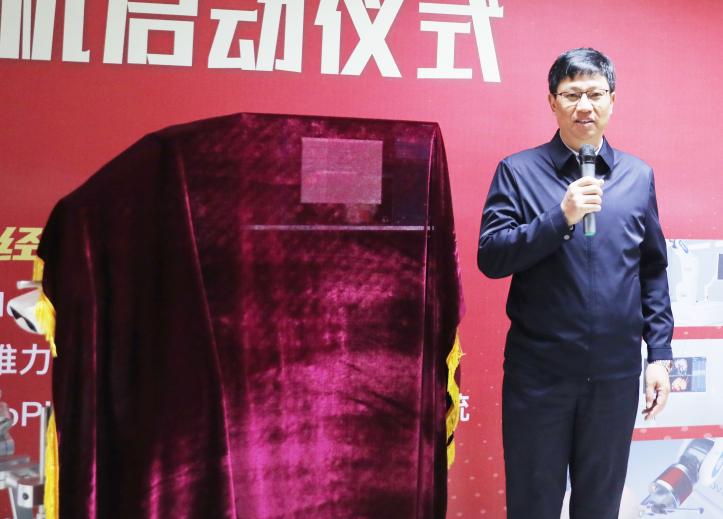 3.该院党委书记戴前富宣布神经外科手术机器人正式启用