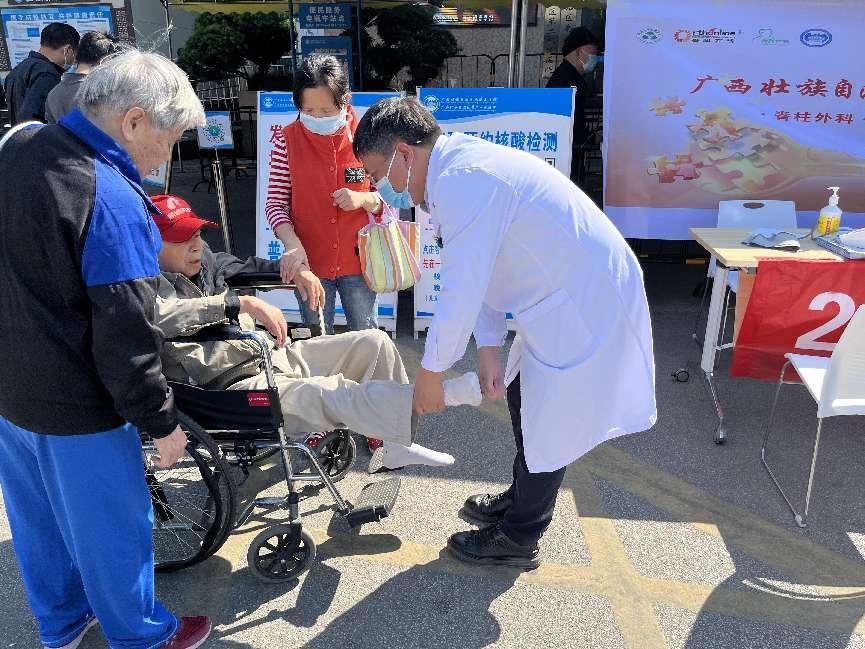 2.脊柱外科主任李亮博士进行查体