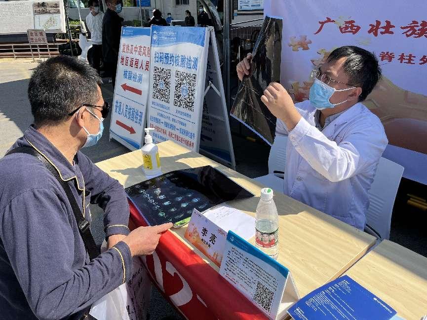 3.脊柱外科主任李亮博士查看检查报告