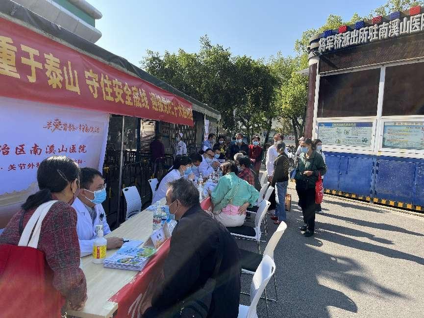 1.多学科专家们耐心为群众答疑解惑