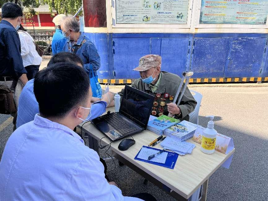 5.脊柱外科医生周涛给革命先辈测量骨密度