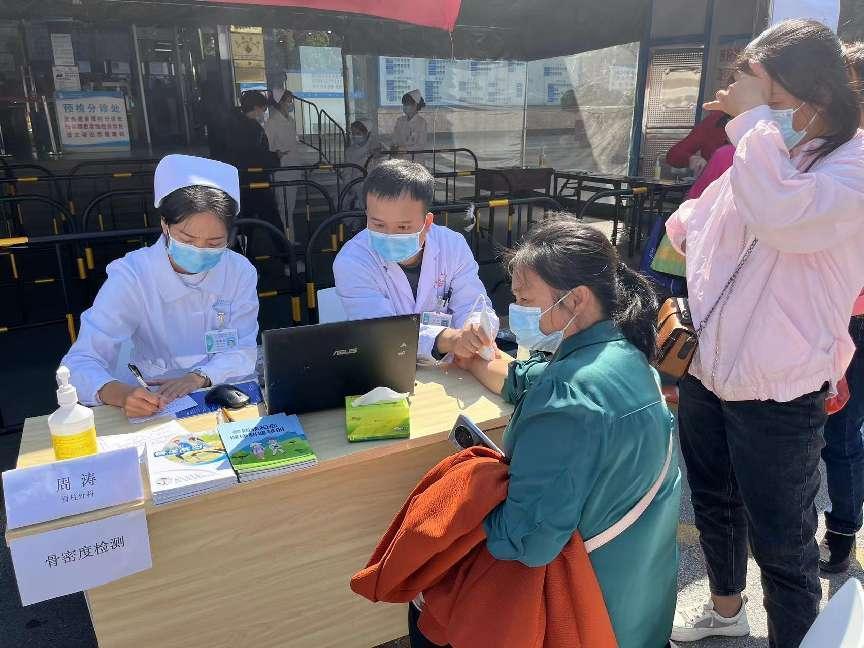 3.脊柱外科医生周涛给群众测量骨密度