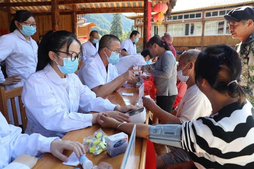 5.南溪山医院医护人员在凉坪村的洪水口组为当地村民义诊。戚雅妍摄
