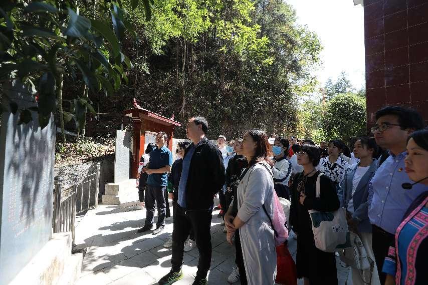 1.重走长征路,感受红军英勇奋战精神。李金戈摄