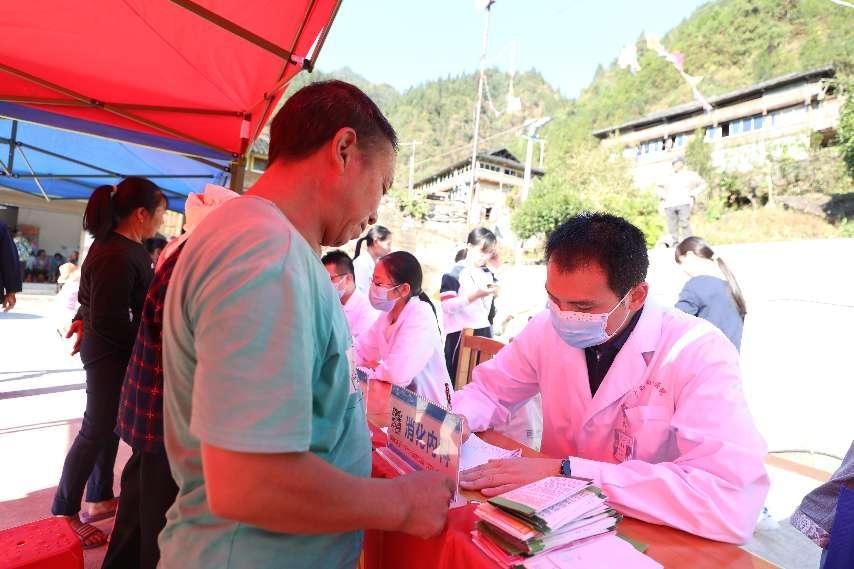 11.南溪山医院医护人员在凉坪村鸦石组为当地村民义诊。李金戈摄