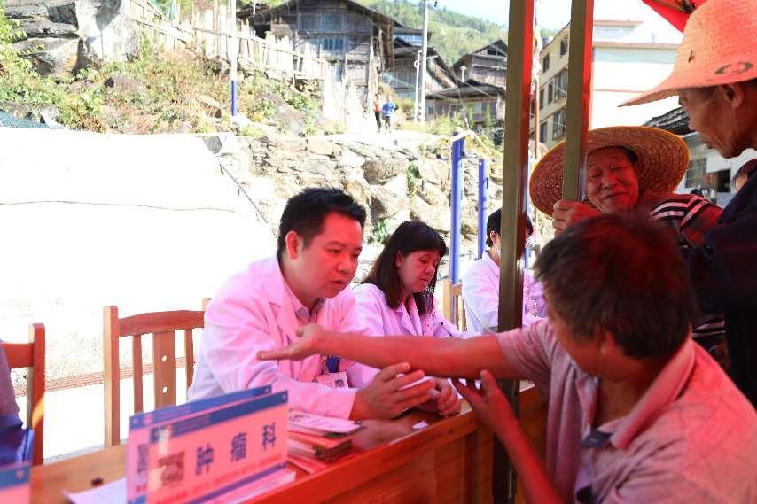 10.南溪山医院医护人员在凉坪村鸦石组为当地村民义诊。李金戈摄