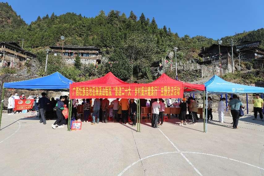 8.南溪山医院医护人员在凉坪村鸦石组为当地村民义诊。李金戈摄