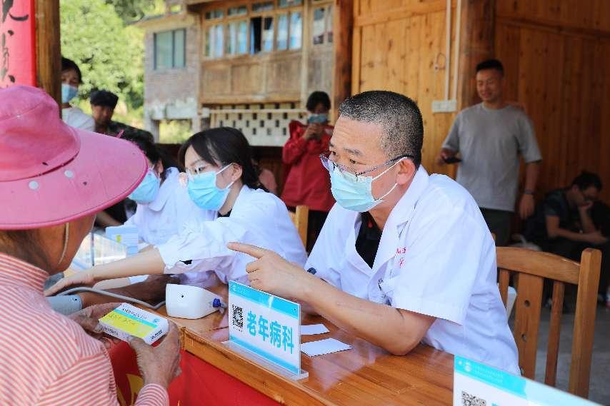 6.南溪山医院医护人员在凉坪村的洪水口组为当地村民义诊。戚雅妍摄