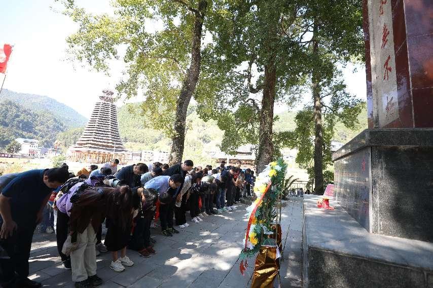 2.南溪山医院党员向革命先烈纪念碑敬献花篮,默哀鞠躬。李金戈摄