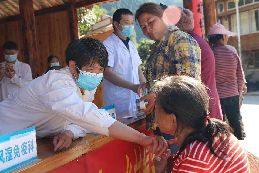7.南溪山医院医护人员在凉坪村的洪水口组为当地村民义诊。戚雅妍摄