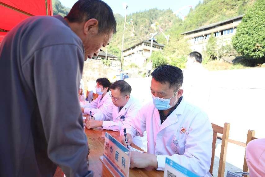 9.南溪山医院医护人员在凉坪村鸦石组为当地村民义诊。李金戈摄
