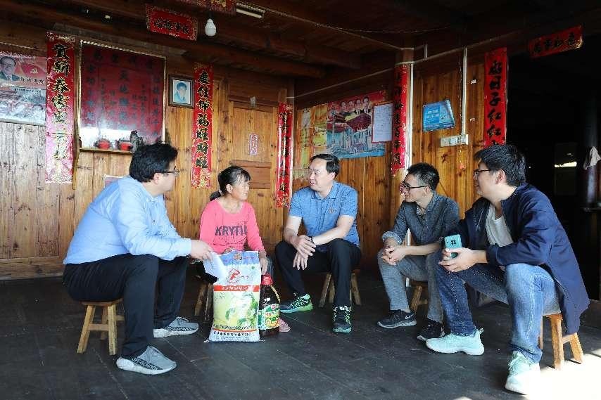 12.南溪山医院党委副书记、院长刘宇军带队赴脱贫户中走访、慰问。李金戈摄