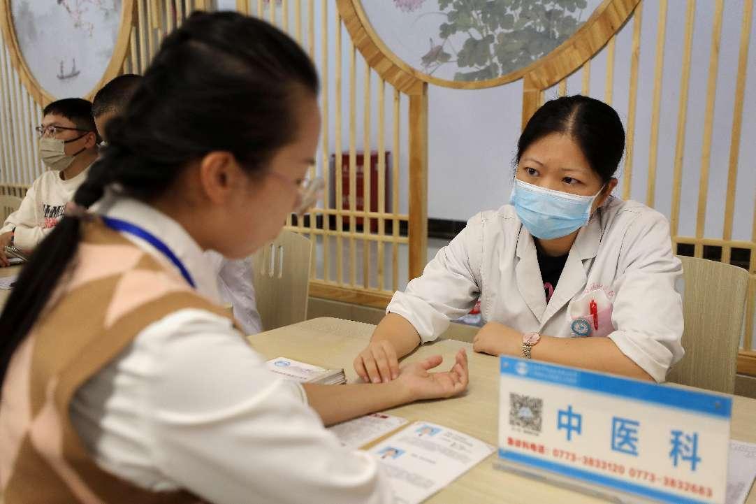 医院中医科专家温麒在义诊中 伍家琪 摄