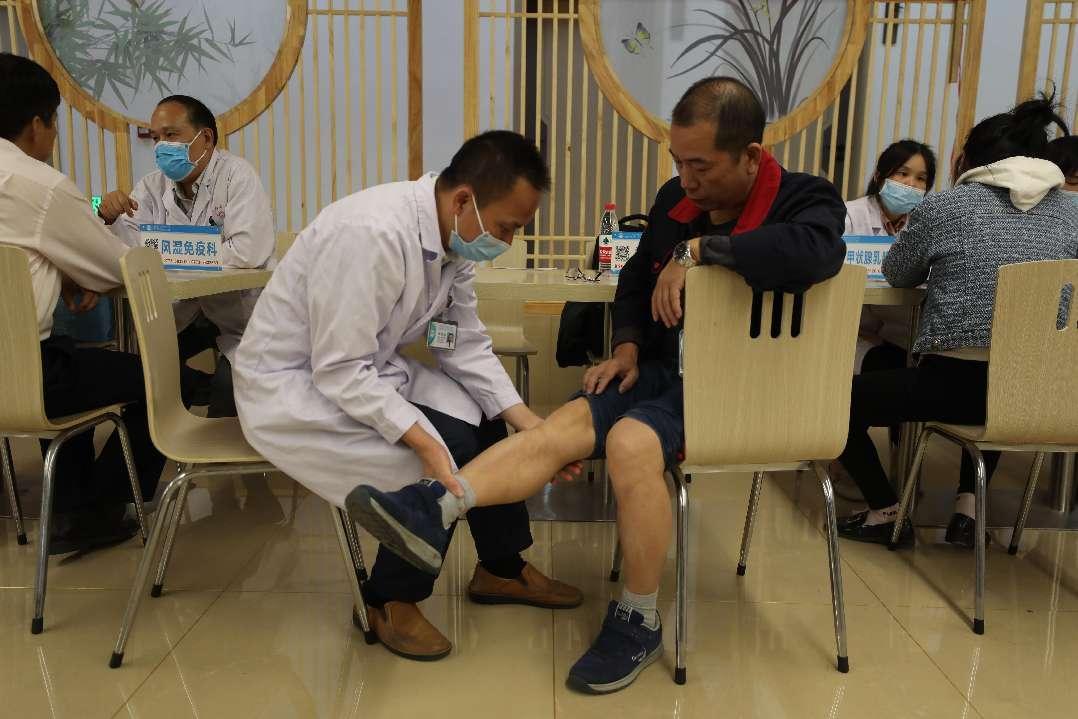 医院脊柱骨病外科专家沈忠杰在义诊中 伍家琪 摄