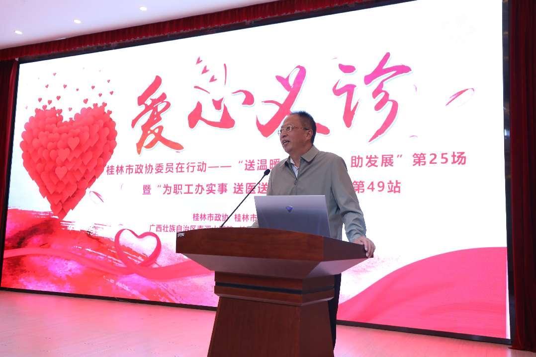 南溪山医院党委副书记、工会主席张超群发表讲话 伍家琪 摄