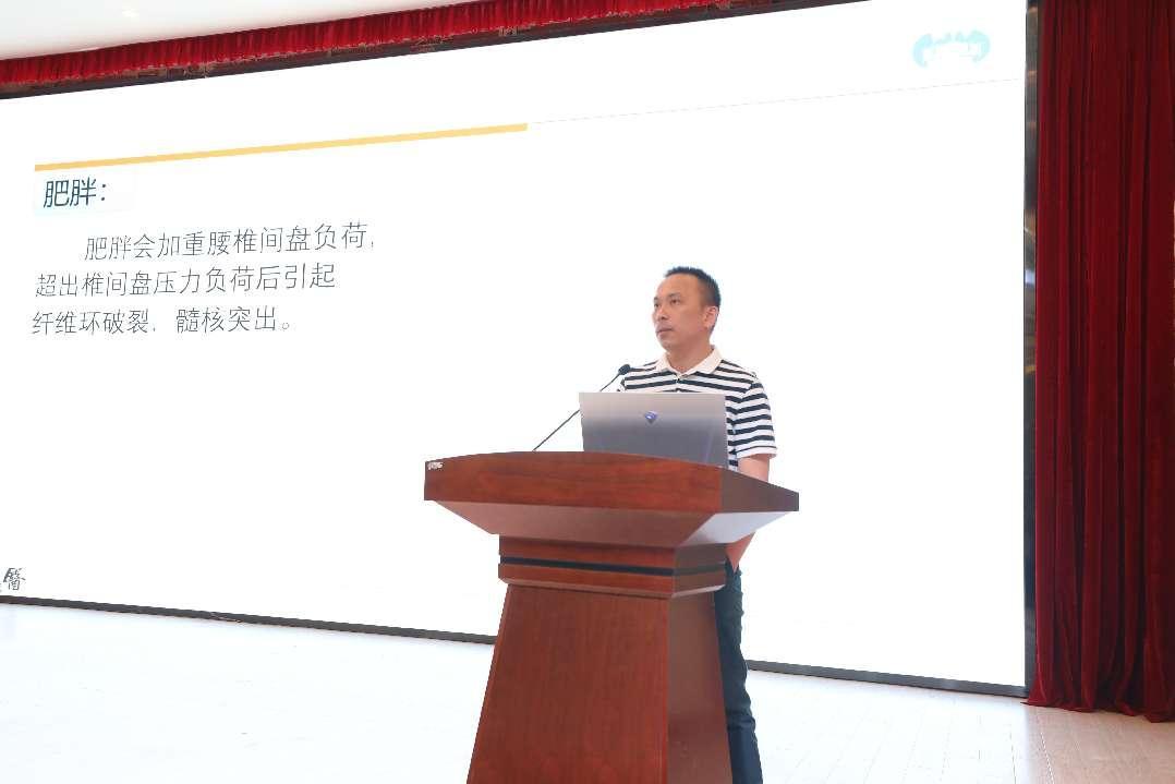 医院脊柱骨病外科副主任沈忠杰进行健康讲座 伍家琪 摄