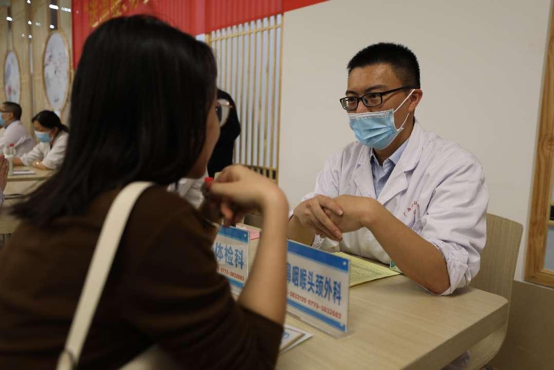 健康管理中心副主任，耳鼻喉专家李潮在义诊中 伍家琪 摄