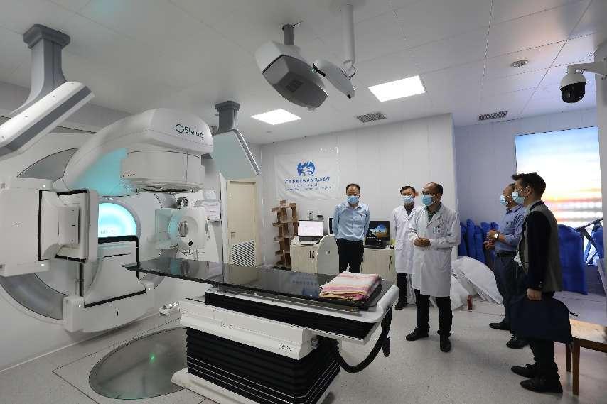 2.参观南溪山医院新引进的直线加速器。李先帅摄