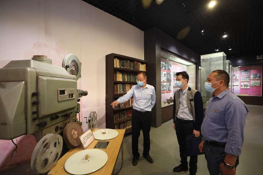 1.南溪山医院党委副书记张超群向平乐县中医医院领导介绍院史陈列馆。李先帅摄